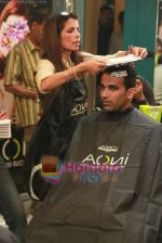 Zaheer Khan at L_Oreal Professionnel INOA gives Zaheer Khan a makeover in Kromakay, Juhu, Mumbai on 10th Feb 2011 (6).JPG